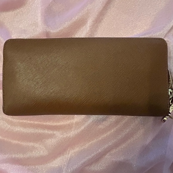 Michael Kors Tan Leather Wristlet/Wallet. - Picture 10 of 12